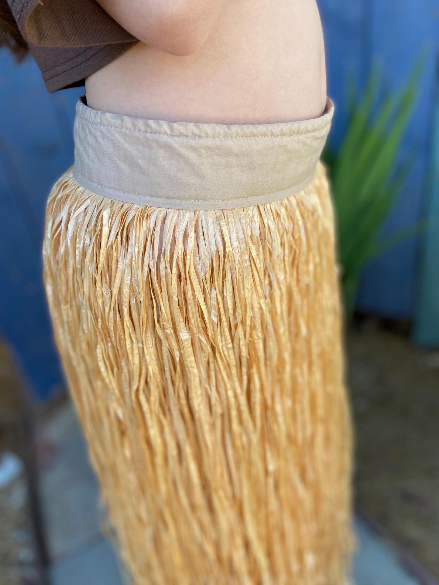 Premium Artificial Grass Skirt Mor’e Fiber Tahitian Hau with Velcro Band Extra Full 5 Layers Performance Quality Hapa Haole Polynesian Dance