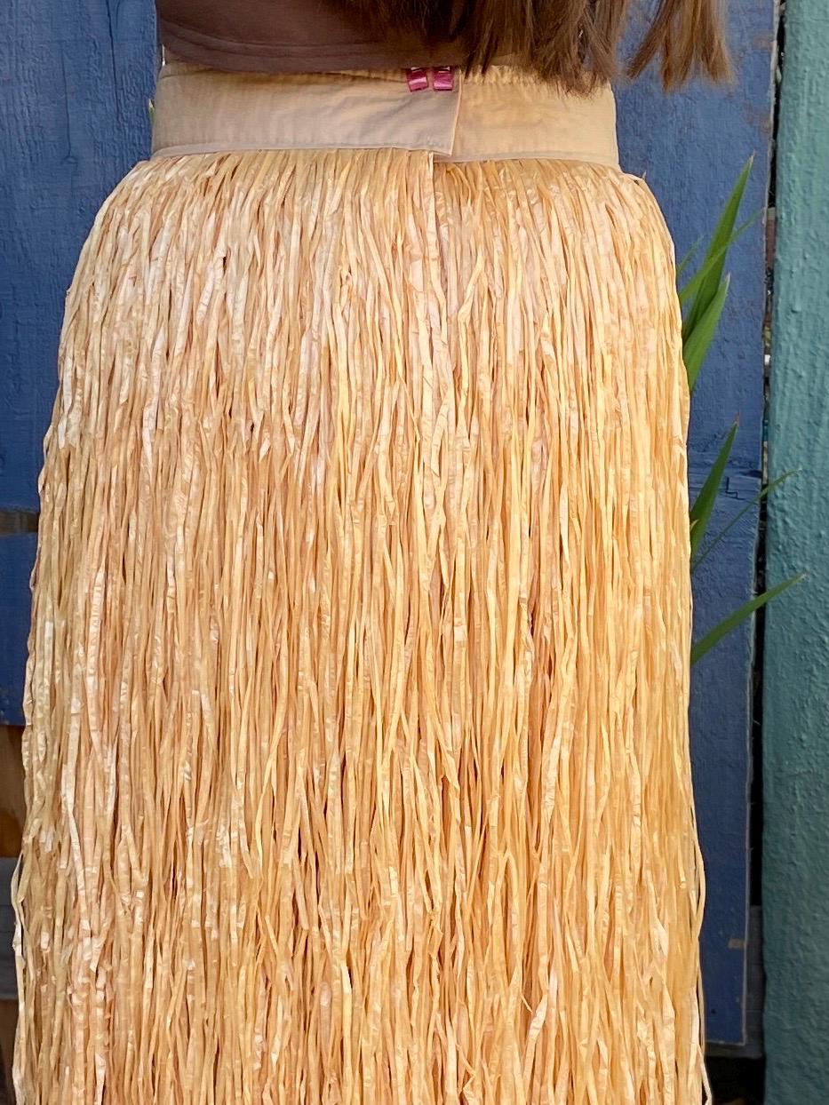 Premium Artificial Grass Skirt Mor’e Fiber Tahitian Hau with Velcro Band Extra Full 5 Layers Performance Quality Hapa Haole Polynesian Dance